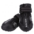 Pfotenschutzschuhe in schwarz, ein Paar vor weißem Hintergrund