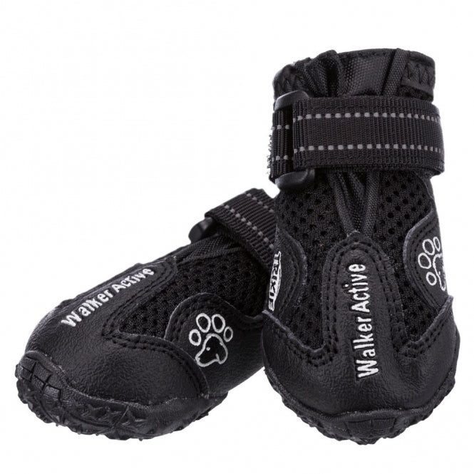 Pfotenschutzschuhe in schwarz, ein Paar vor weißem Hintergrund